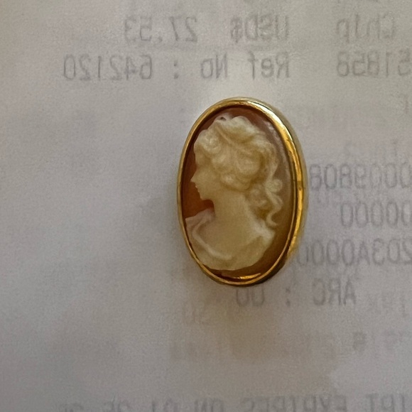 Vintage Left Facing Cameo Charm Coral Background in Gold Casing - Picture 3 of 3